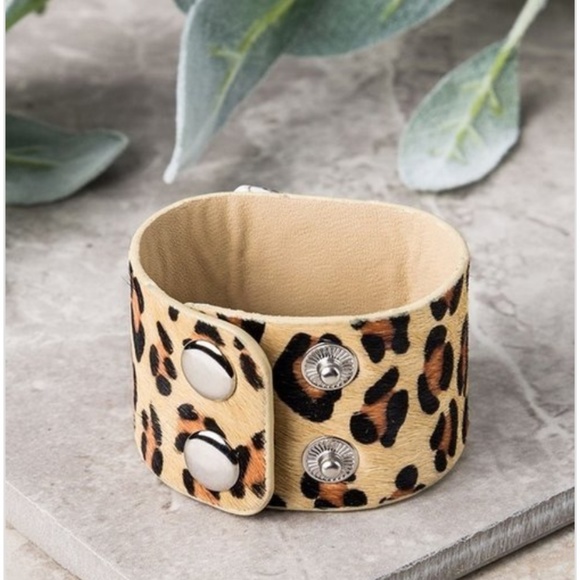 ❤️LAST ONE❤️🌿STONE LEOPARD PRINT CUFF🌿 - Picture 2 of 3
